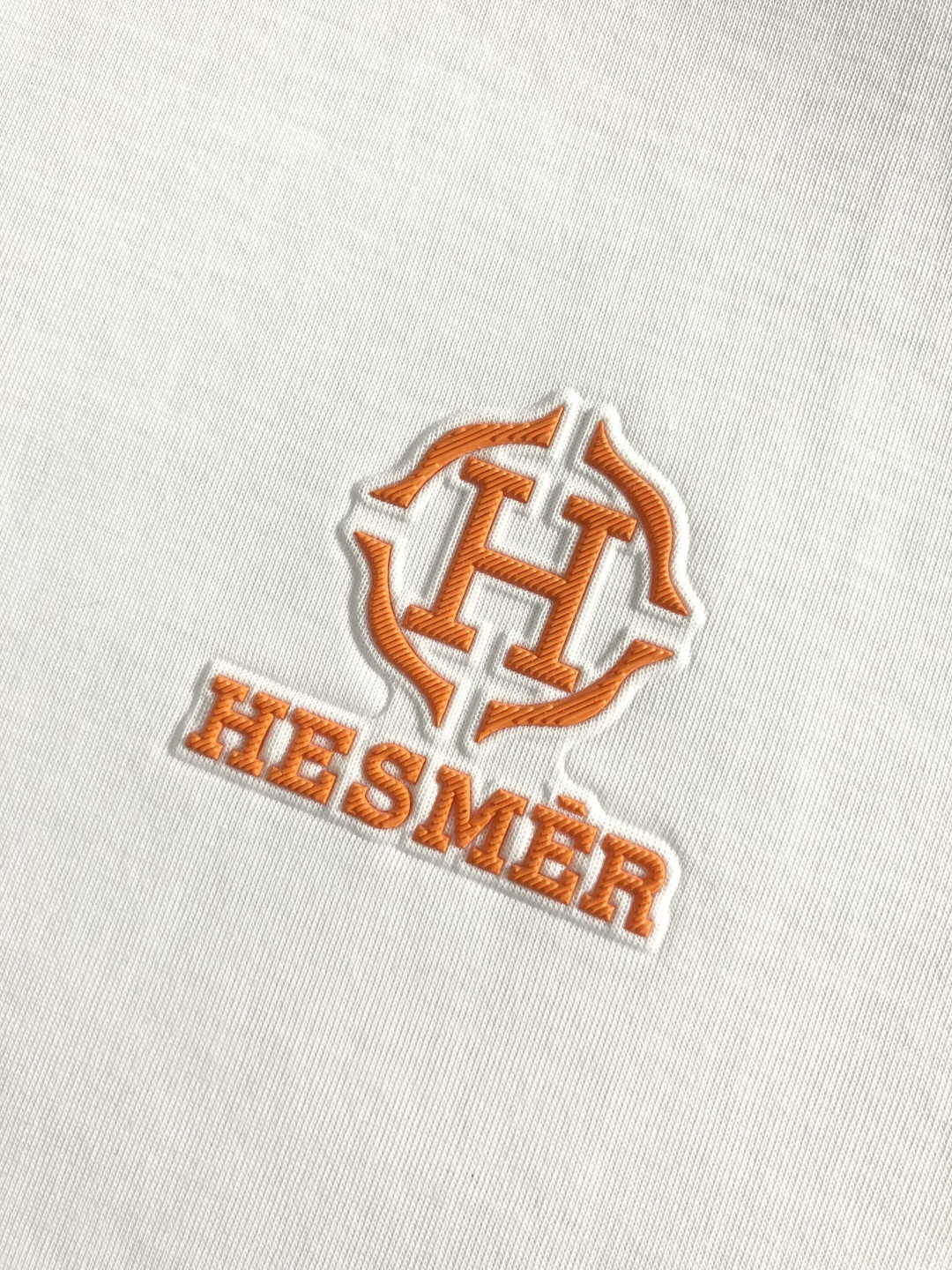 Hms**卡码拍小M-xxxl2026春夏短袖，以橙色H胶印植绒印花主调，巧妙融入撞色元素，打破传统短袖