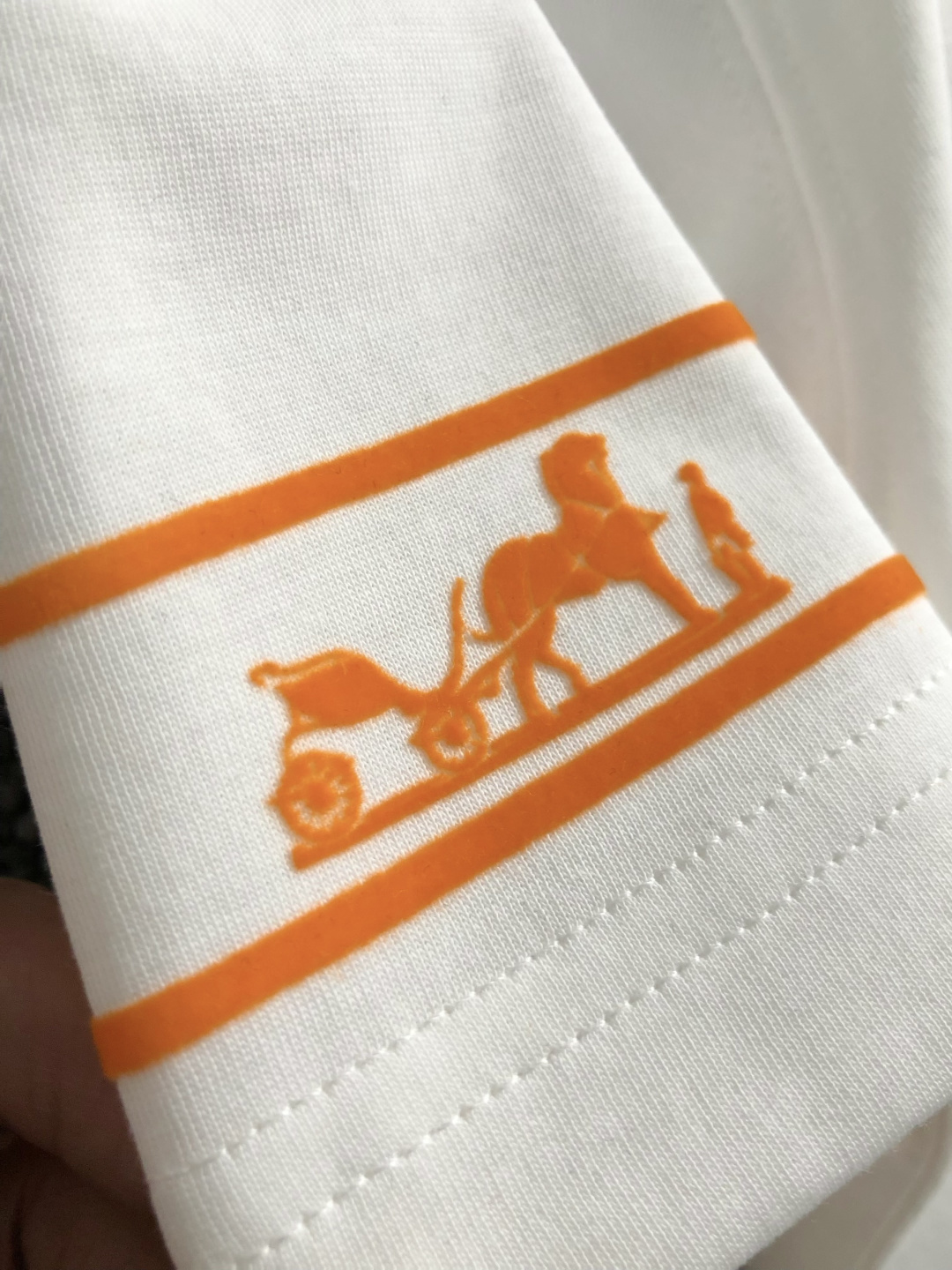 Hms**卡码拍小M-xxxl2026春夏短袖，以橙色H胶印植绒印花主调，巧妙融入撞色元素，打破传统短袖