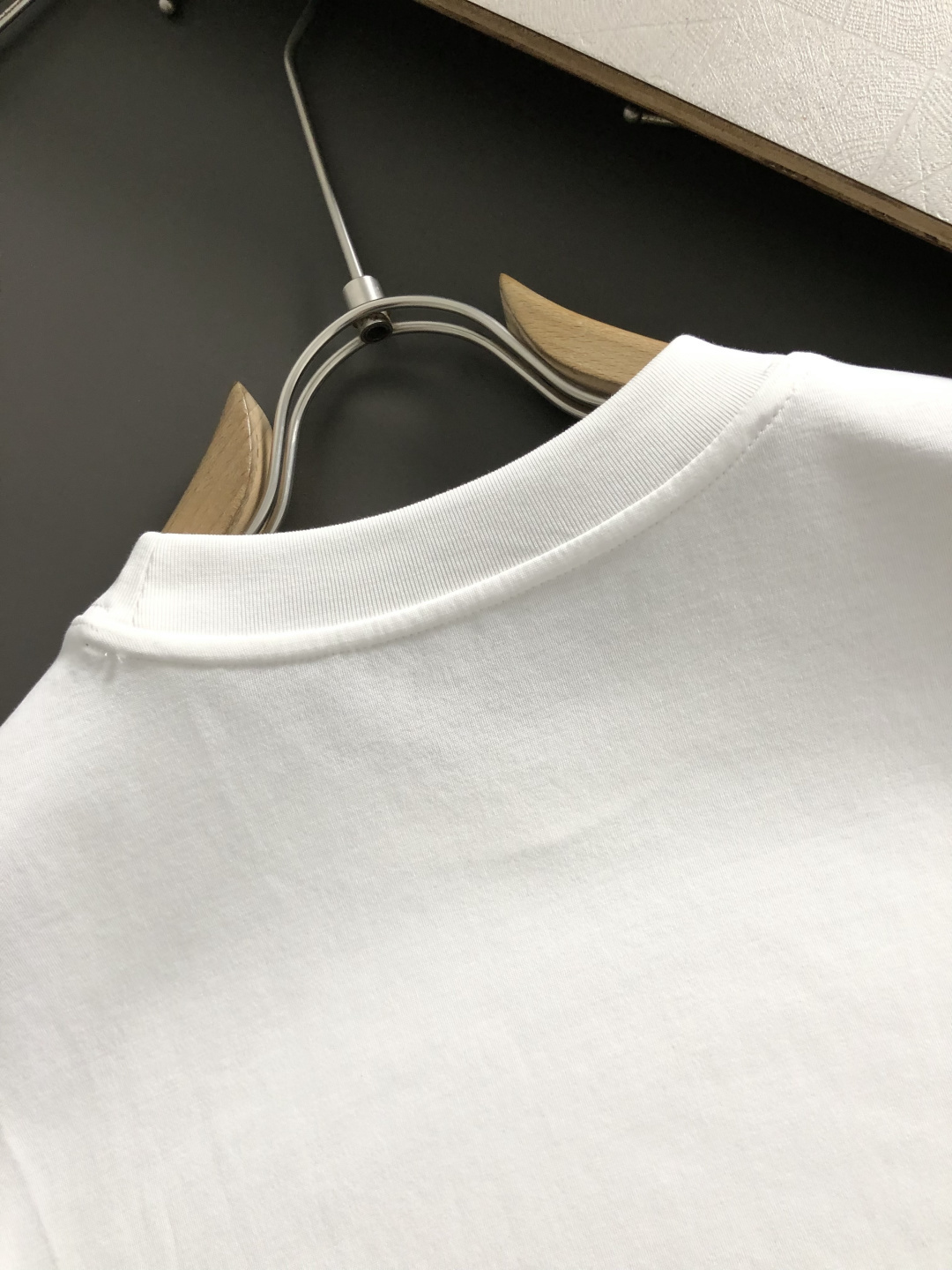 Hms**卡码拍小M-xxxl2026春夏短袖，以橙色H胶印植绒印花主调，巧妙融入撞色元素，打破传统短袖