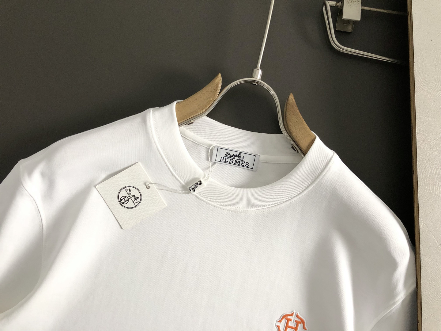 Hms**卡码拍小M-xxxl2026春夏短袖，以橙色H胶印植绒印花主调，巧妙融入撞色元素，打破传统短袖