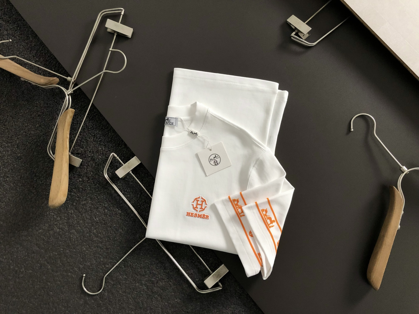 Hms**卡码拍小M-xxxl2026春夏短袖，以橙色H胶印植绒印花主调，巧妙融入撞色元素，打破传统短袖