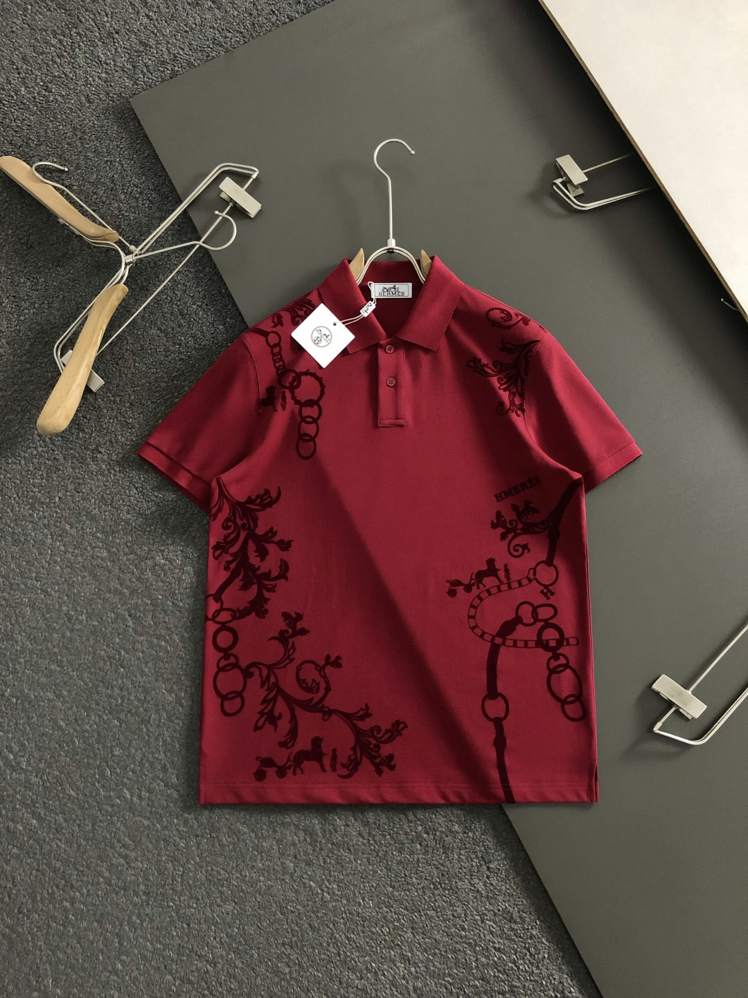 Hms*正码正拍M-xxxl2026春夏短袖，以红色马年植绒本色撞色为主调，巧妙融入宫廷印花元素，打破传