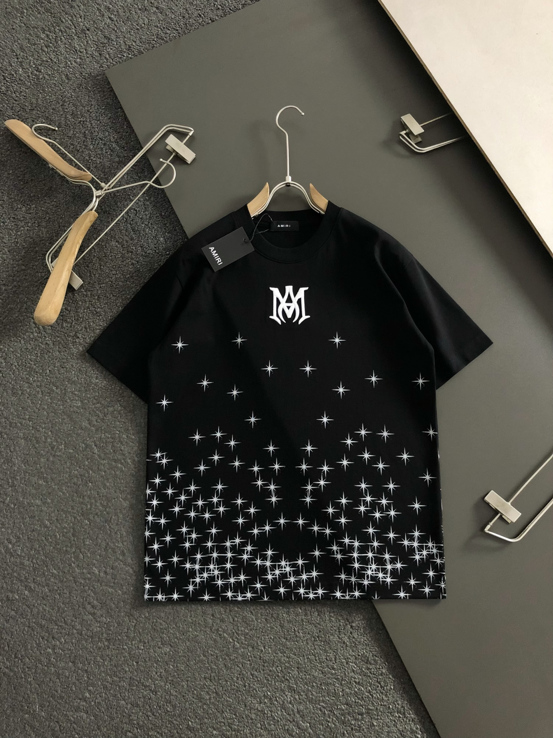 Mon*卡码拍小S-Xl2026春夏短袖，以重工立体刺绣为主调，巧妙融入满天星数码直喷工艺流行元素，打破