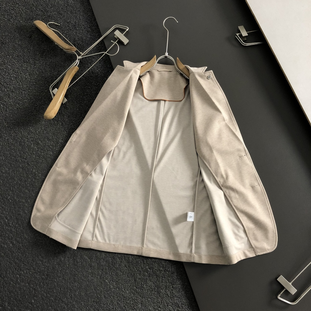 Loro piana*卡码拍小m-xxxl2026春夏短袖，以老钱风纯色百搭金属扣为主调，巧妙专柜五金元