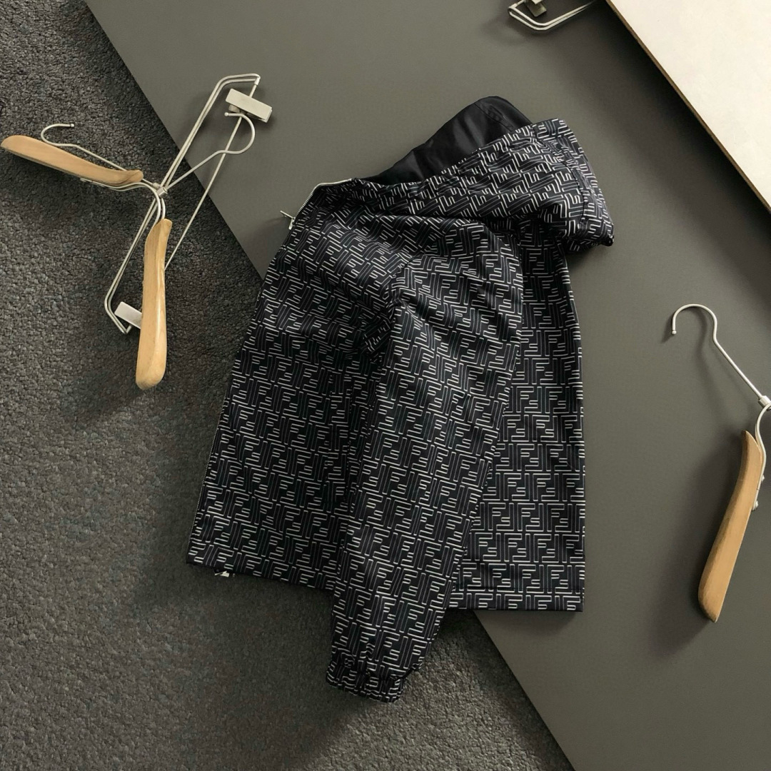 FEND *双面版型m-xxxl26顶级黑色双F袖标连帽双面夹克.专柜潮流休闲连帽外套，反面满幅印花时尚