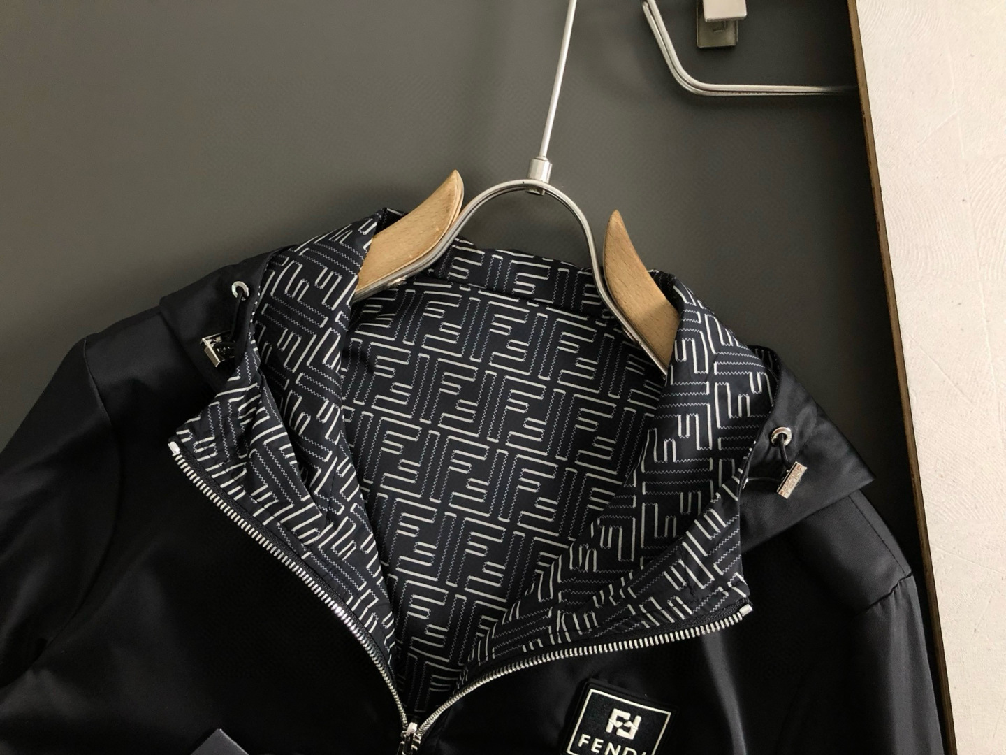 FEND *双面版型m-xxxl26顶级黑色双F袖标连帽双面夹克.专柜潮流休闲连帽外套，反面满幅印花时尚