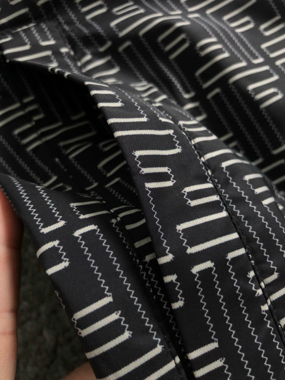 FEND *双面版型m-xxxl26顶级黑色双F袖标连帽双面夹克.专柜潮流休闲连帽外套，反面满幅印花时尚