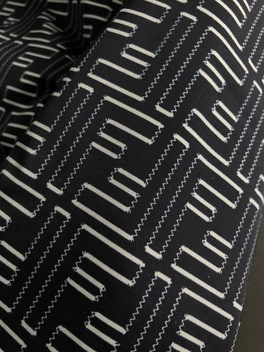 FEND *双面版型m-xxxl26顶级黑色双F袖标连帽双面夹克.专柜潮流休闲连帽外套，反面满幅印花时尚