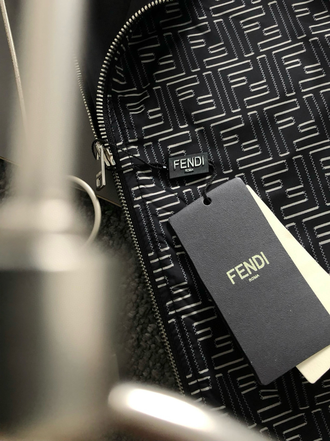 FEND *双面版型m-xxxl26顶级黑色双F袖标连帽双面夹克.专柜潮流休闲连帽外套，反面满幅印花时尚