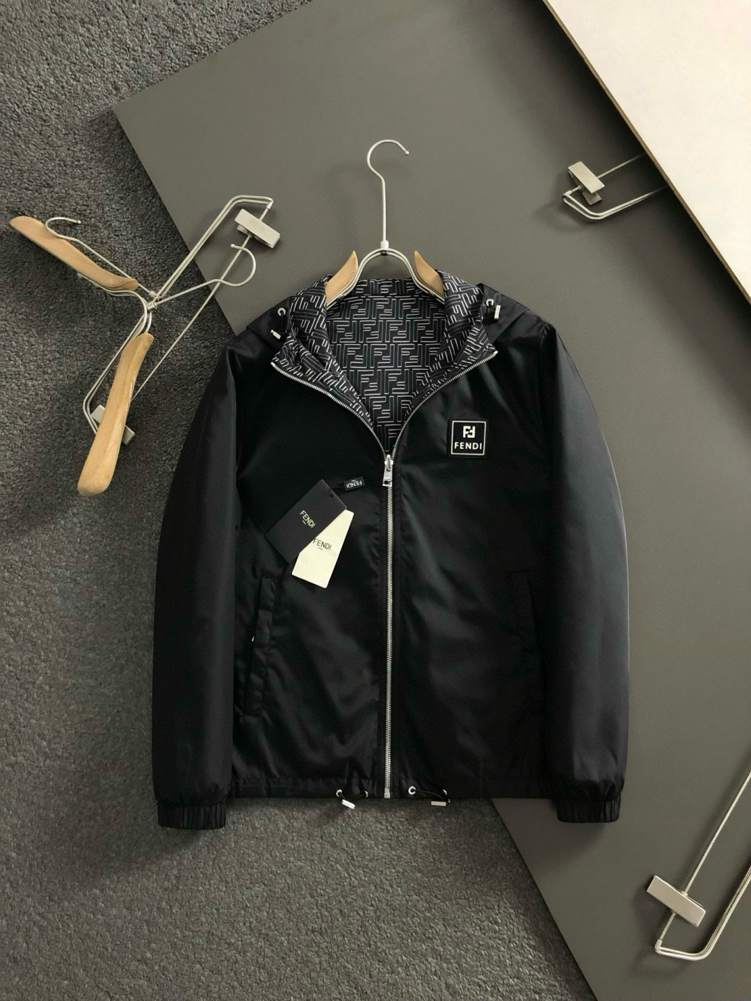 FEND *双面版型m-xxxl26顶级黑色双F袖标连帽双面夹克.专柜潮流休闲连帽外套，反面满幅印花时尚