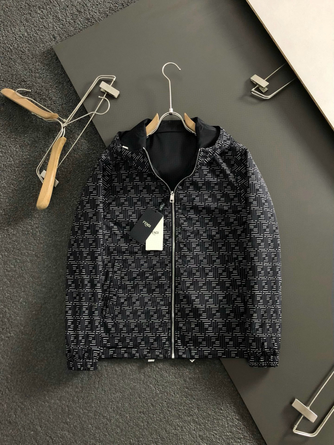 FEND *双面版型m-xxxl26顶级黑色双F袖标连帽双面夹克.专柜潮流休闲连帽外套，反面满幅印花时尚