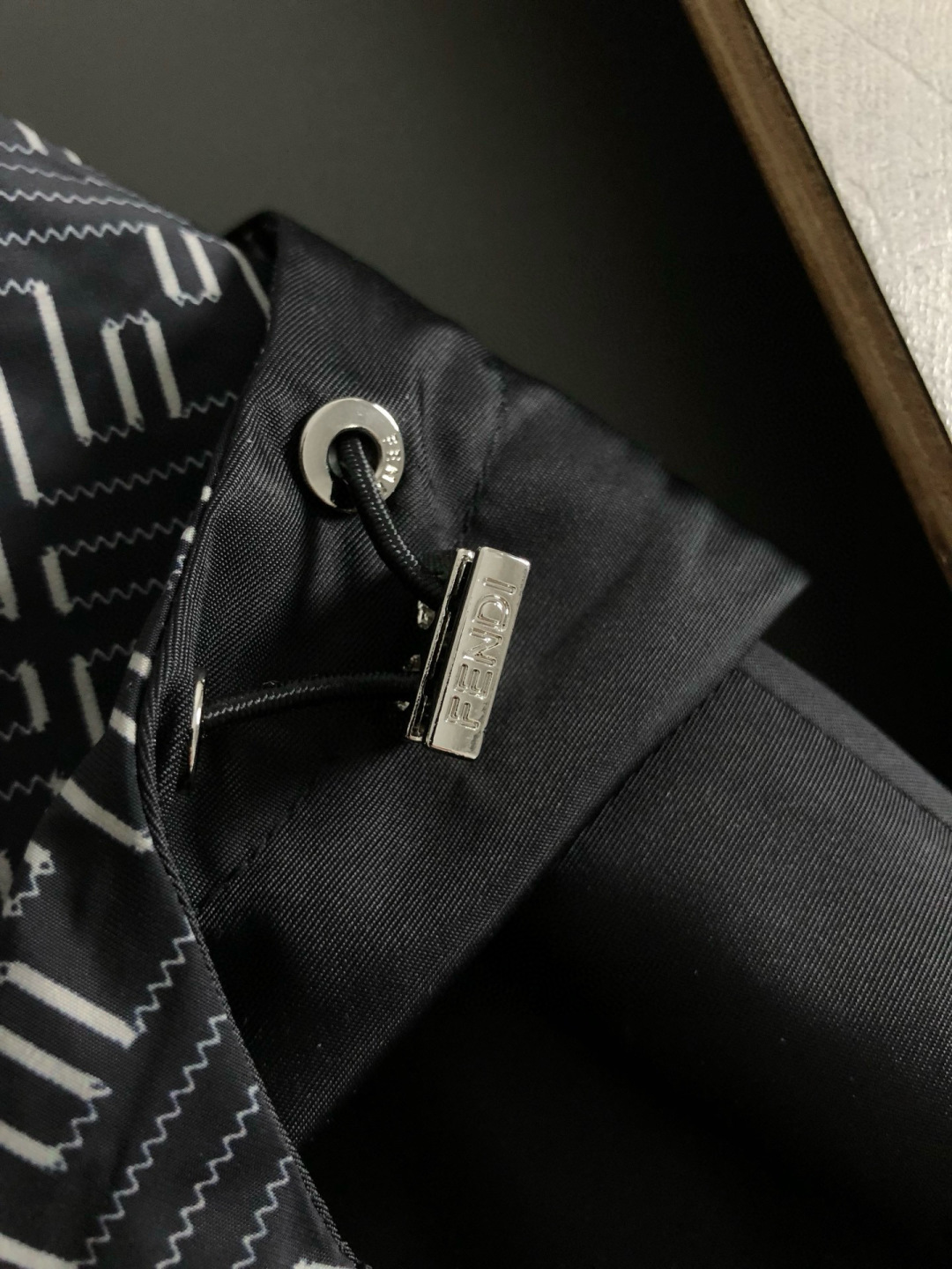 FEND *双面版型m-xxxl26顶级黑色双F袖标连帽双面夹克.专柜潮流休闲连帽外套，反面满幅印花时尚