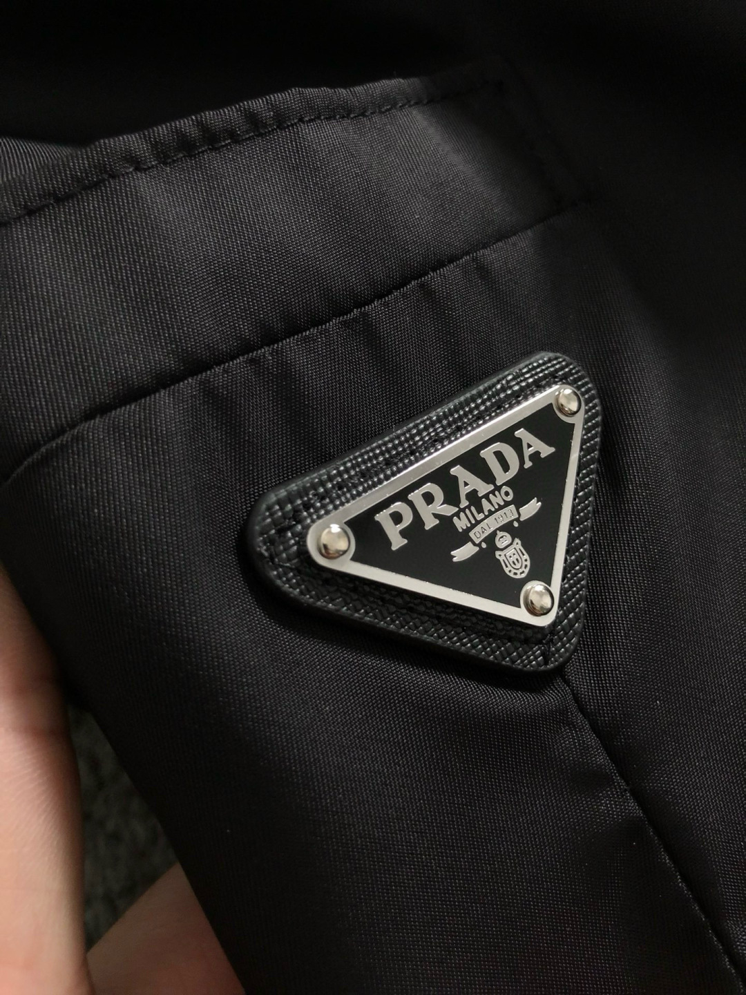 PRAD*合身版型M-XXXL2026春夏时尚专柜金属三角标百搭西装，潮流休闲外套，百搭简约款细致工艺专