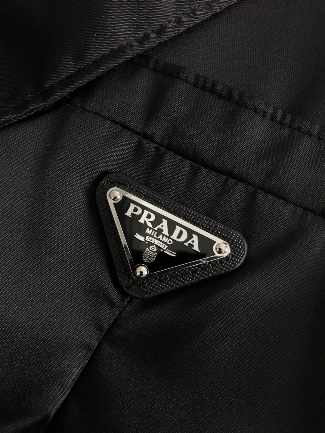 PRAD*合身版型M-XXXL2026春夏时尚专柜金属三角标百搭西装，潮流休闲外套，百搭简约款细致工艺专