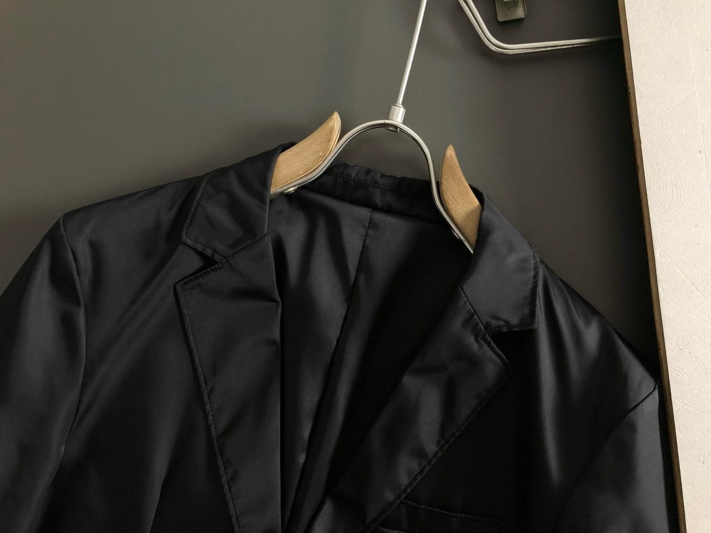 PRAD*合身版型M-XXXL2026春夏时尚专柜金属三角标百搭西装，潮流休闲外套，百搭简约款细致工艺专