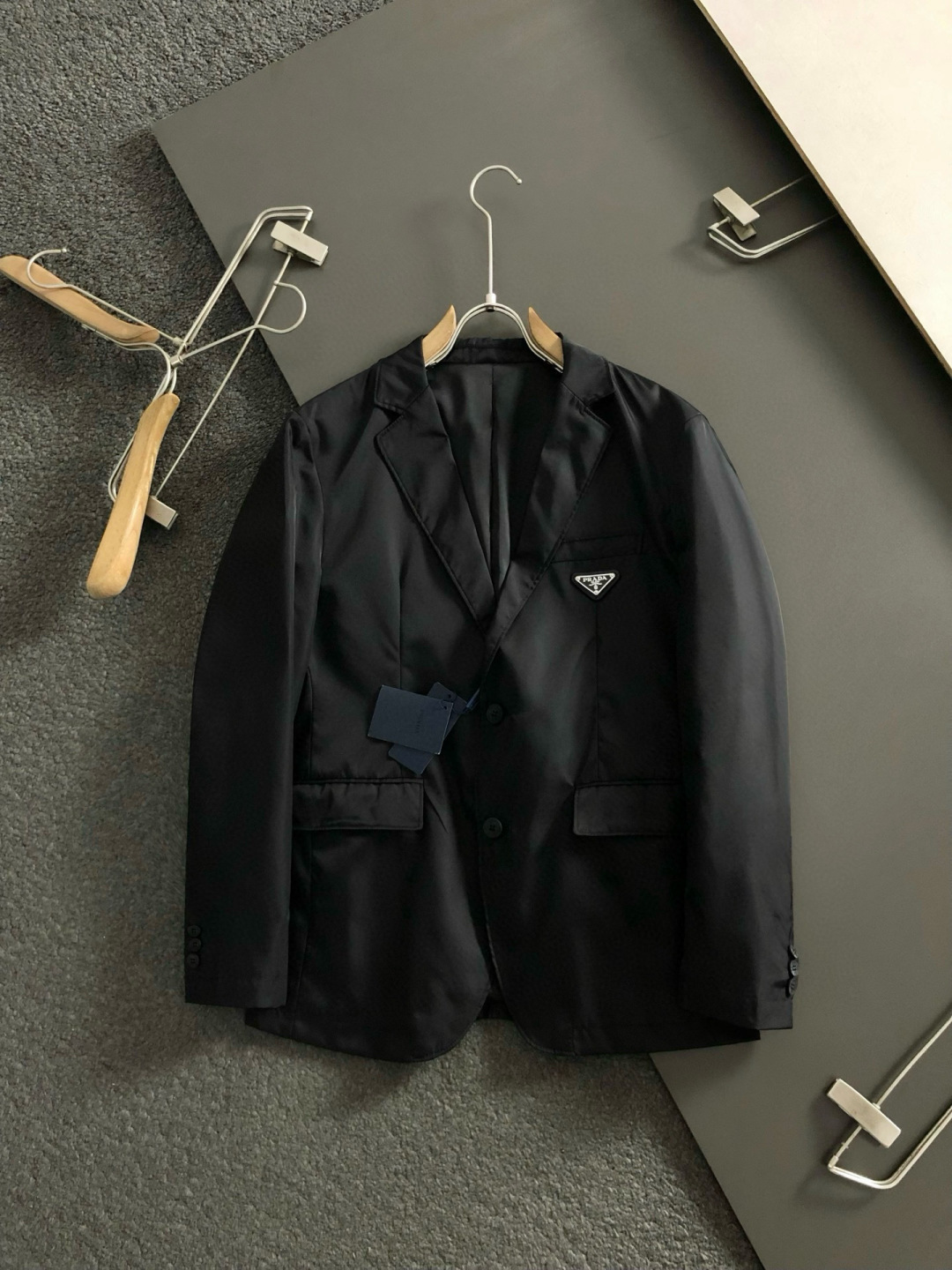 PRAD*合身版型M-XXXL2026春夏时尚专柜金属三角标百搭西装，潮流休闲外套，百搭简约款细致工艺专