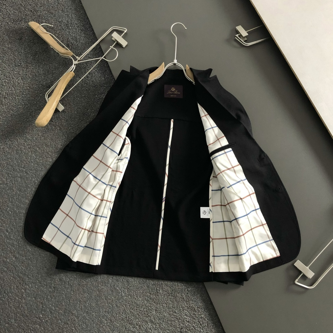 Loro piana*卡码拍小m-xxxl2026春夏短袖，以老钱风纯色百搭金属扣为主调，巧妙专柜五金元