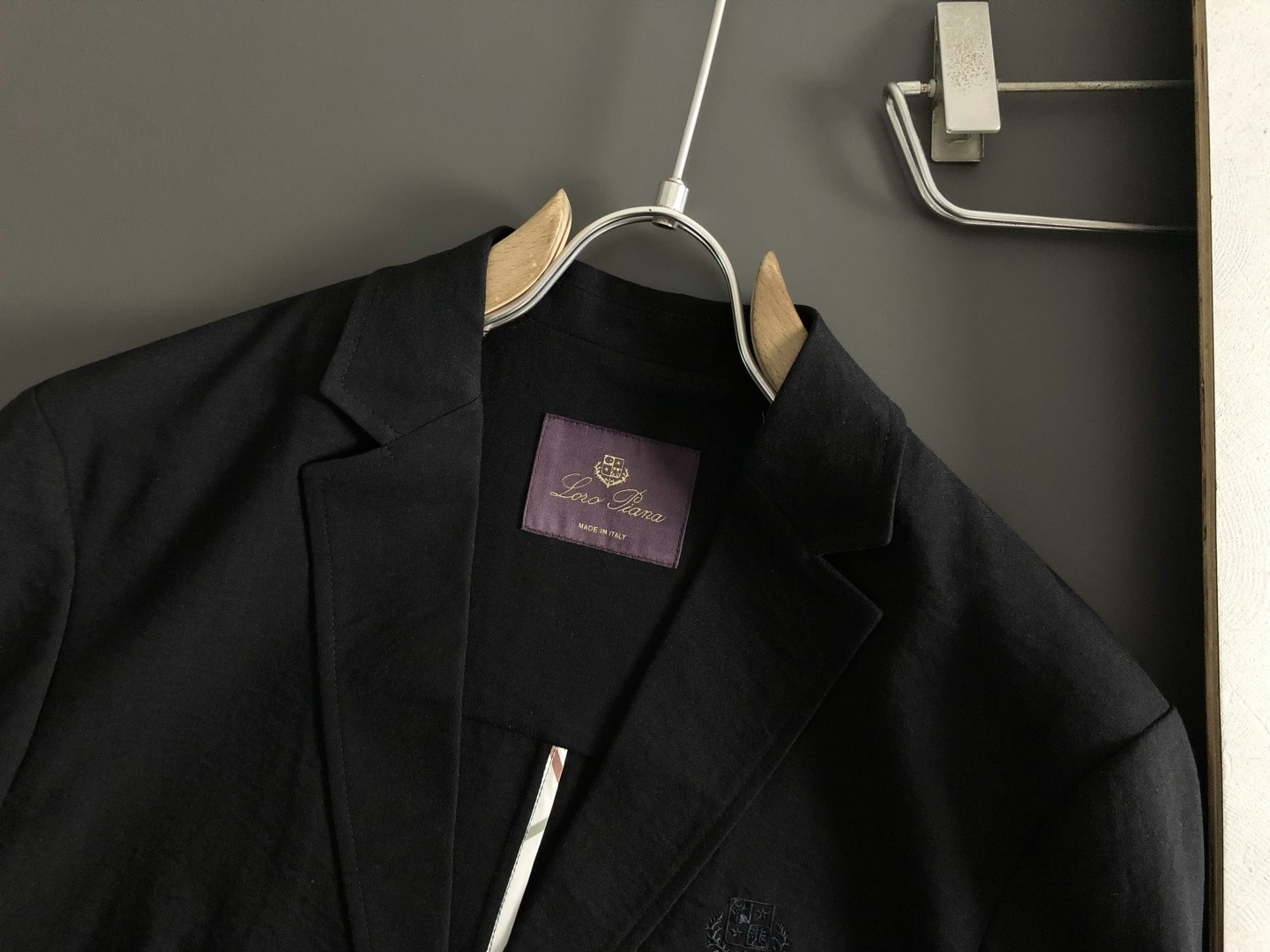 Loro piana*卡码拍小m-xxxl2026春夏短袖，以老钱风纯色百搭金属扣为主调，巧妙专柜五金元