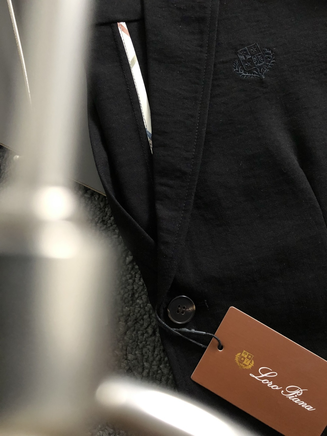 Loro piana*卡码拍小m-xxxl2026春夏短袖，以老钱风纯色百搭金属扣为主调，巧妙专柜五金元