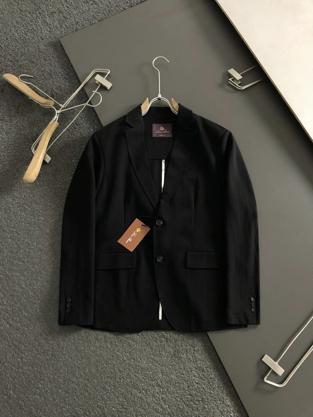 Loro piana*卡码拍小m-xxxl2026春夏短袖，以老钱风纯色百搭金属扣为主调，巧妙专柜五金元