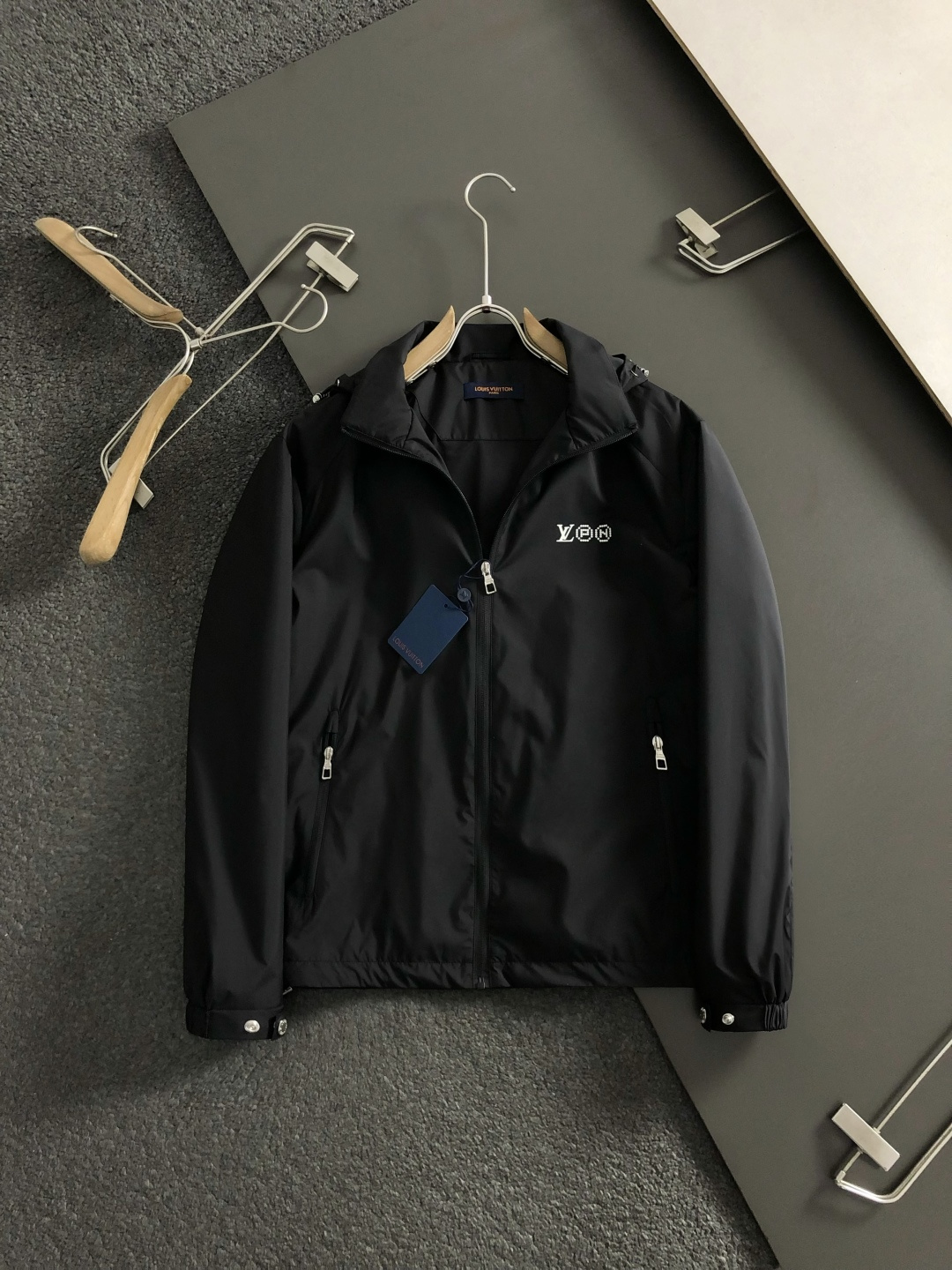 L牌**合身版型M-XXXl2026春夏潮牌夹克，以纯色百搭字母印花点缀为主调，巧妙logo元素，彰显个