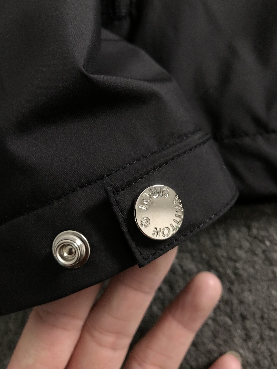 L牌**合身版型M-XXXl2026春夏潮牌夹克，以纯色百搭字母印花点缀为主调，巧妙logo元素，彰显个