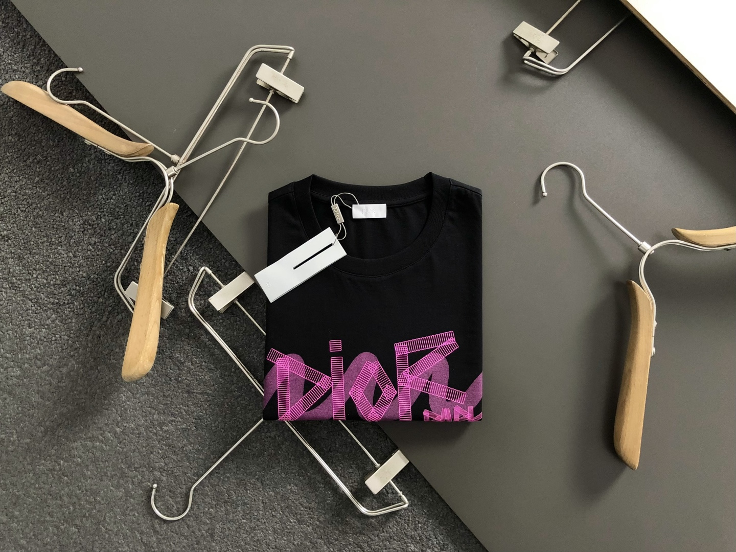 Dir*正码正拍M-xxxl2026春夏短袖，以云朵棉最新面料字母印花为主调，巧妙彩色logo元素，打破