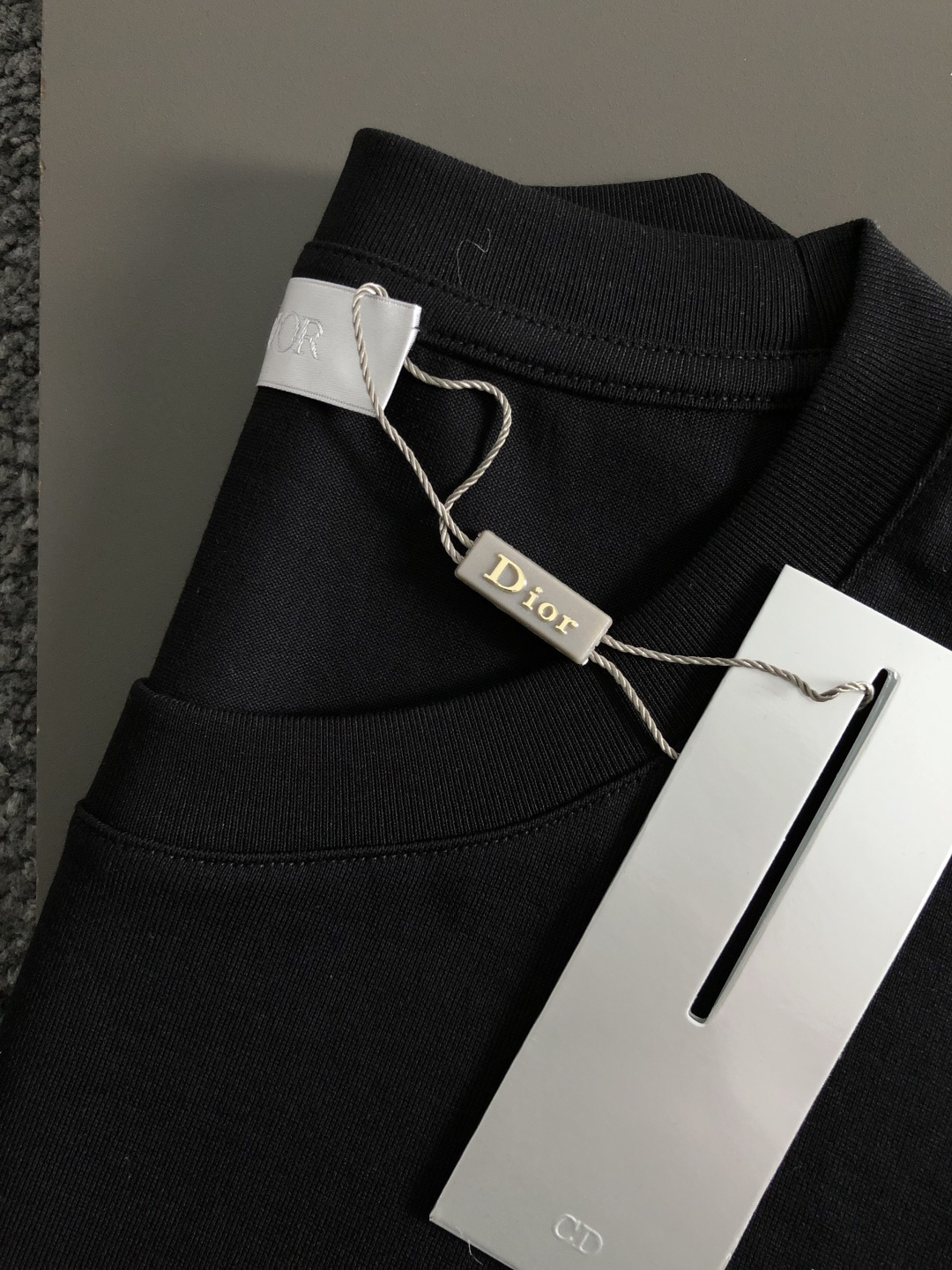 Dir*正码正拍M-xxxl2026春夏短袖，以云朵棉最新面料字母印花为主调，巧妙彩色logo元素，打破