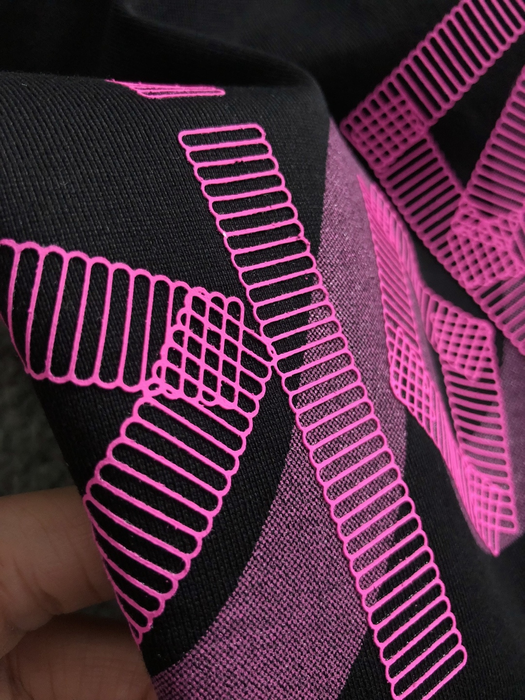 Dir*正码正拍M-xxxl2026春夏短袖，以云朵棉最新面料字母印花为主调，巧妙彩色logo元素，打破