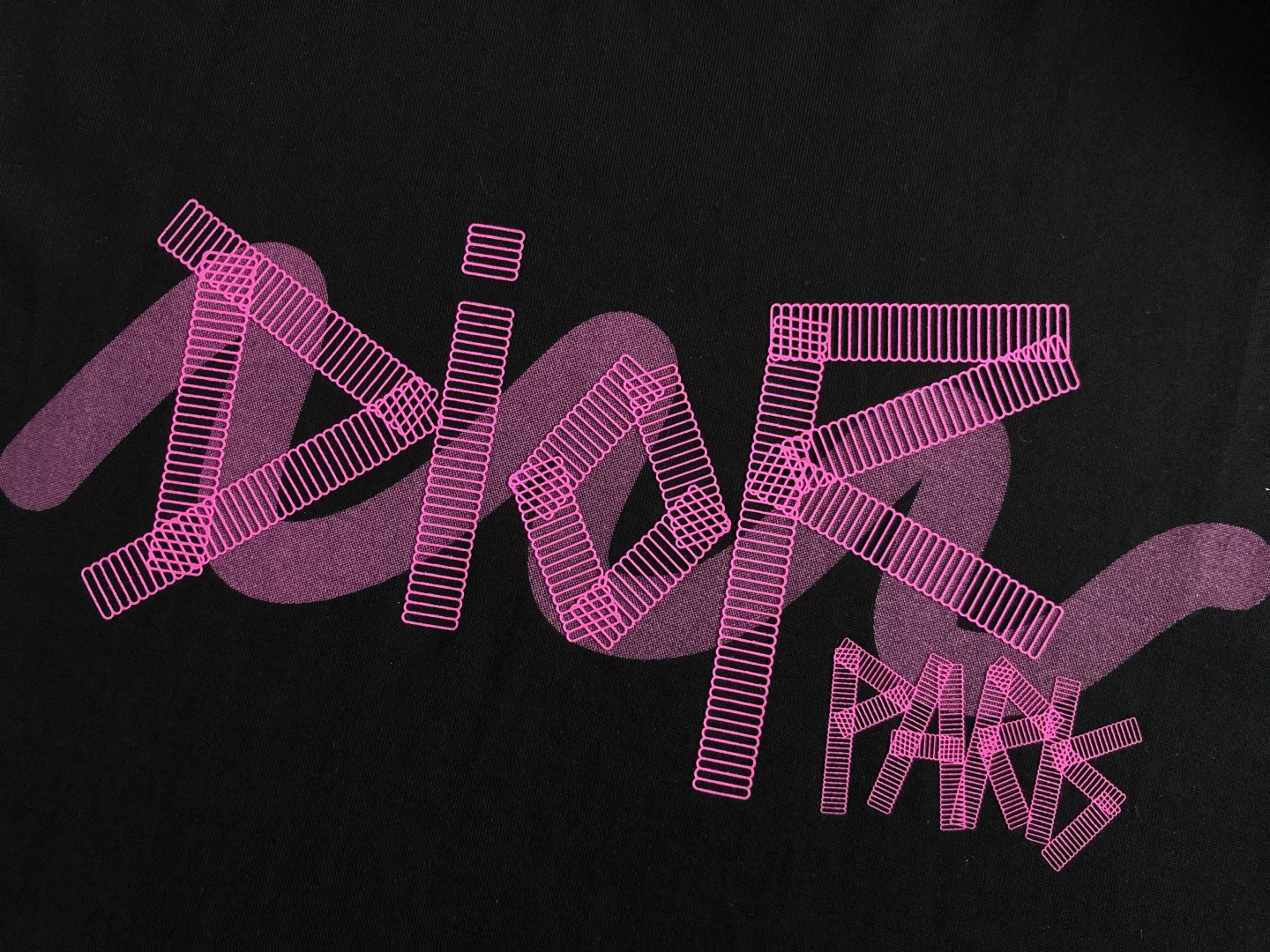 Dir*正码正拍M-xxxl2026春夏短袖，以云朵棉最新面料字母印花为主调，巧妙彩色logo元素，打破