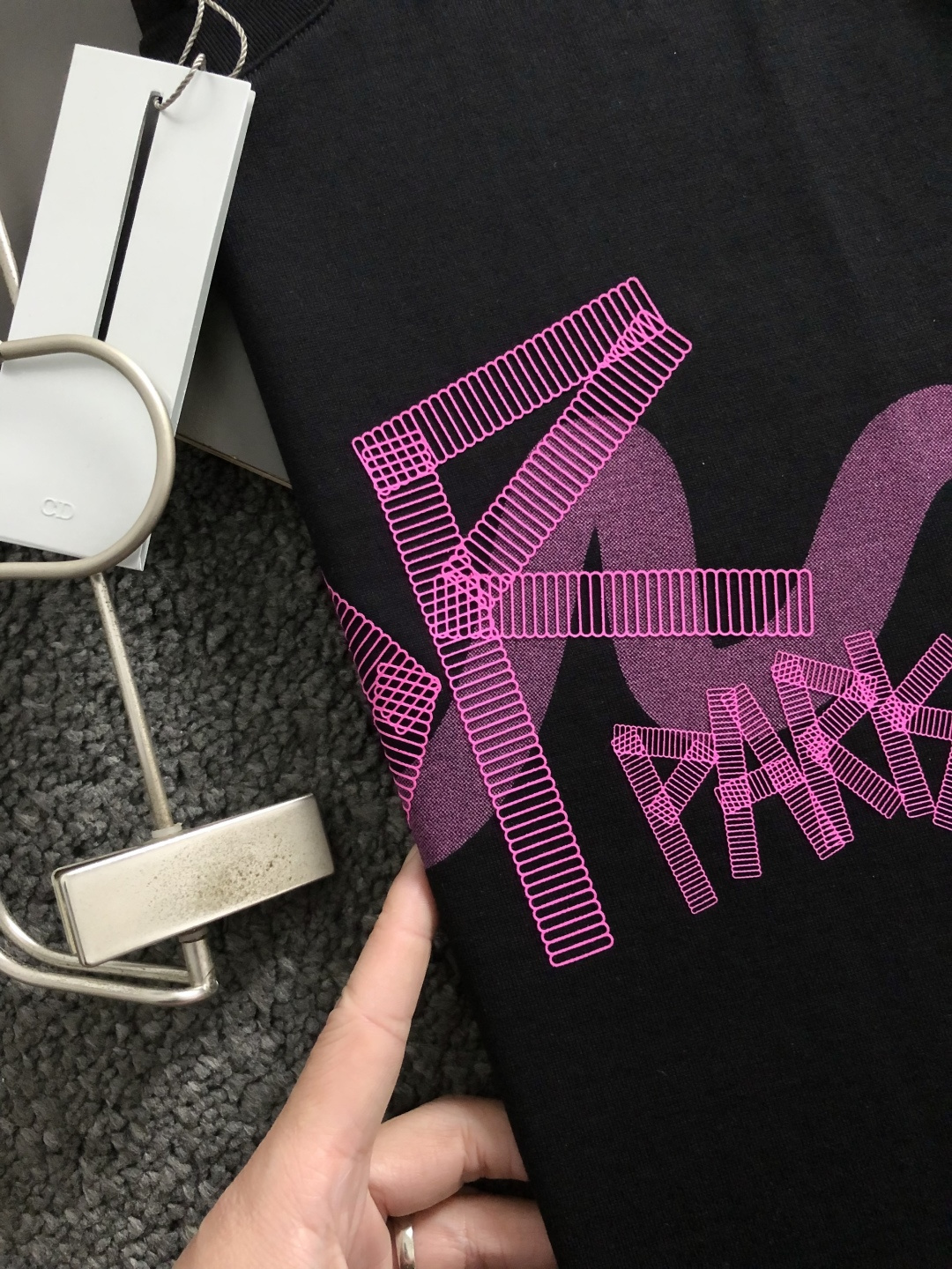 Dir*正码正拍M-xxxl2026春夏短袖，以云朵棉最新面料字母印花为主调，巧妙彩色logo元素，打破