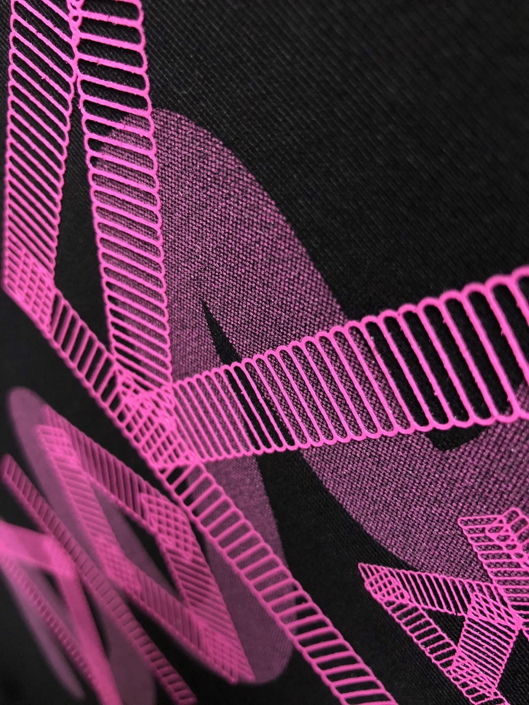 Dir*正码正拍M-xxxl2026春夏短袖，以云朵棉最新面料字母印花为主调，巧妙彩色logo元素，打破