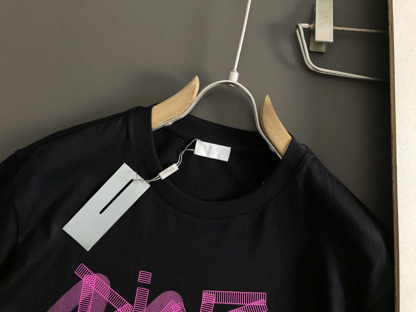 Dir*正码正拍M-xxxl2026春夏短袖，以云朵棉最新面料字母印花为主调，巧妙彩色logo元素，打破