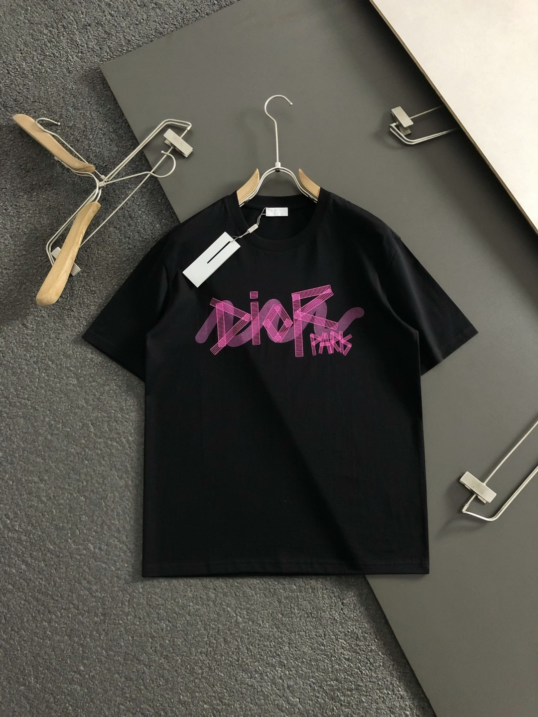 Dir*正码正拍M-xxxl2026春夏短袖，以云朵棉最新面料字母印花为主调，巧妙彩色logo元素，打破