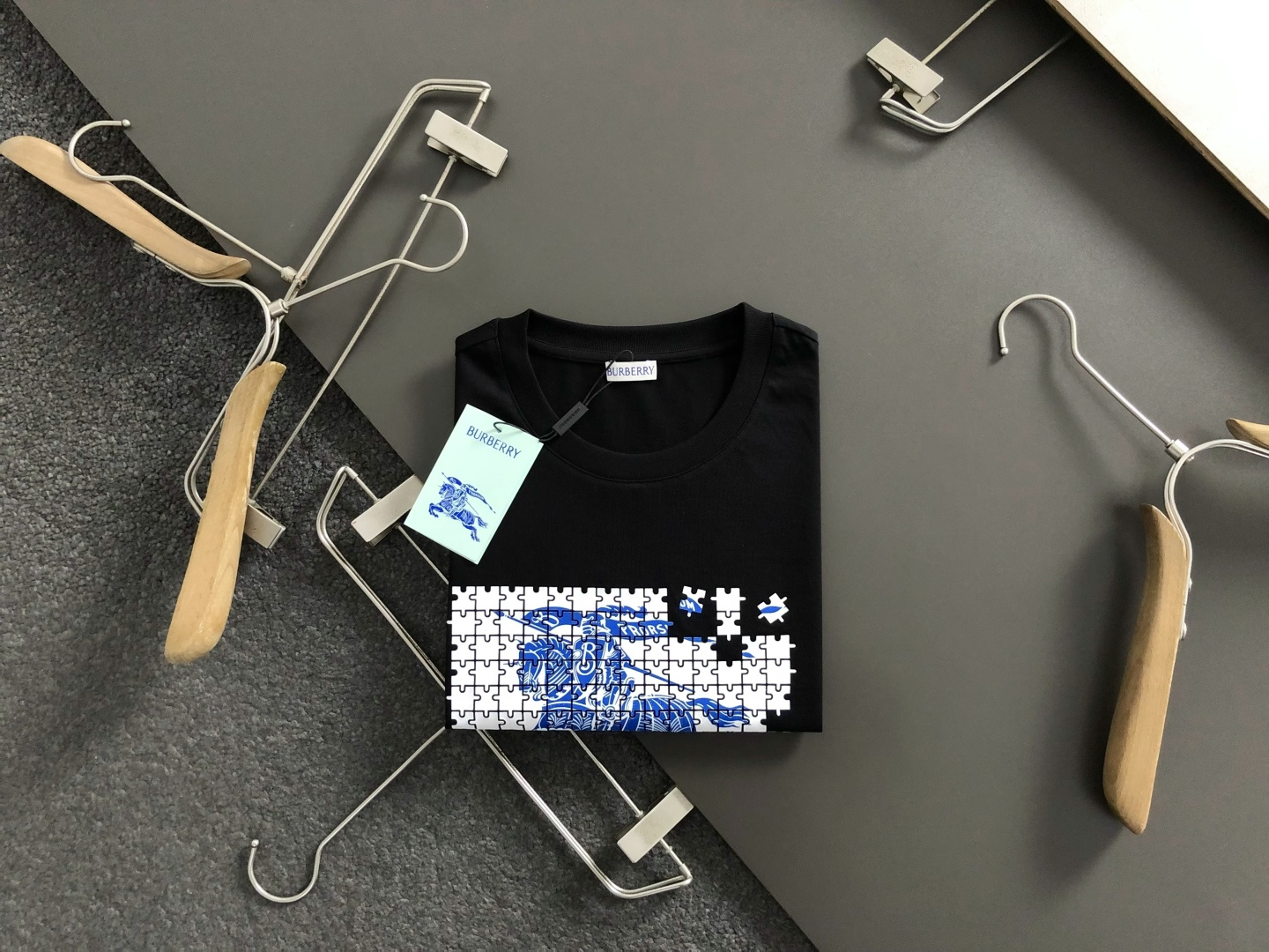 BBR*正码正拍M-xxxl2026春夏短袖，以拼图骑士logo为主调，巧妙融入印花logo元素，打破传