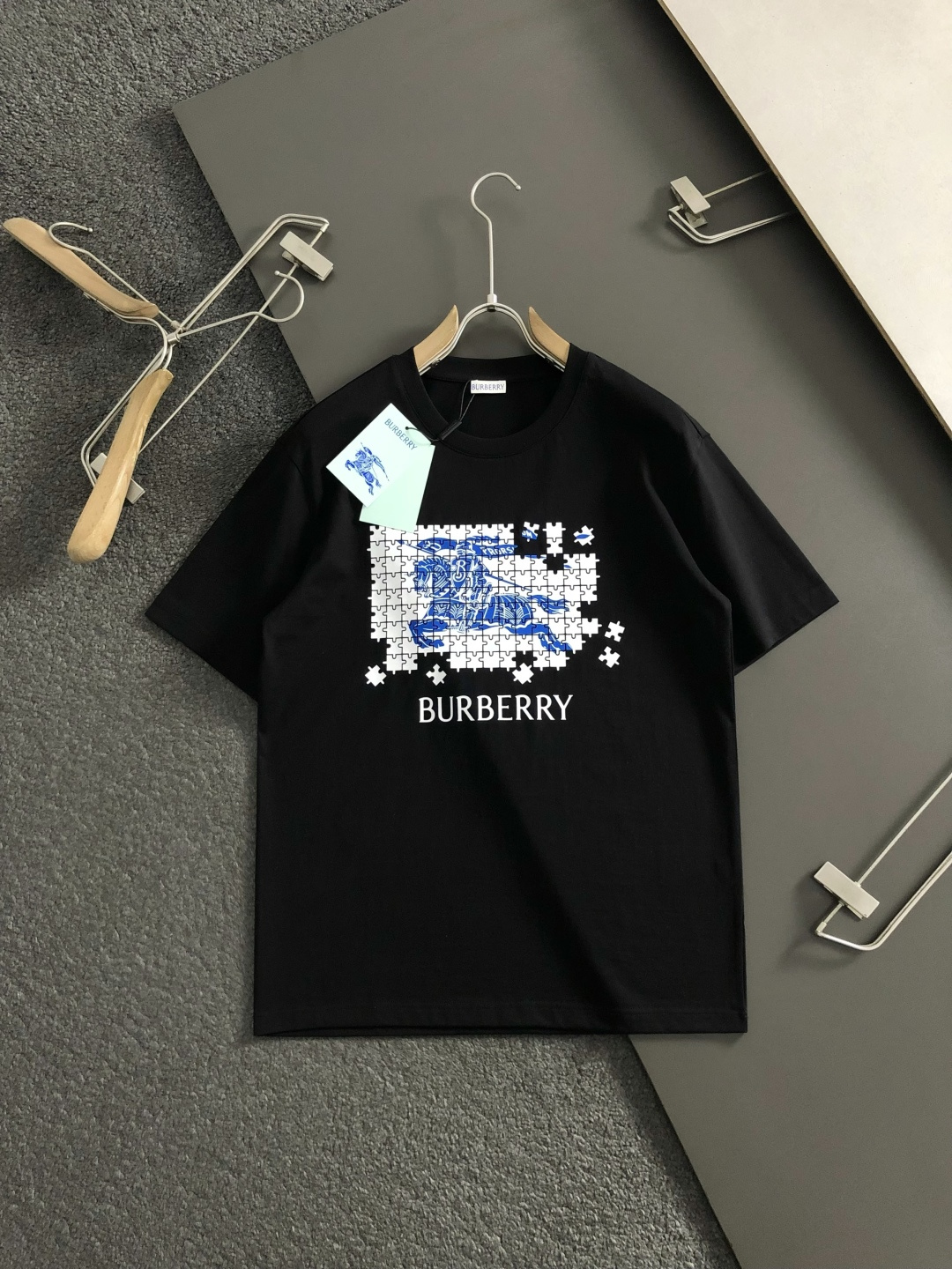 BBR*正码正拍M-xxxl2026春夏短袖，以拼图骑士logo为主调，巧妙融入印花logo元素，打破传