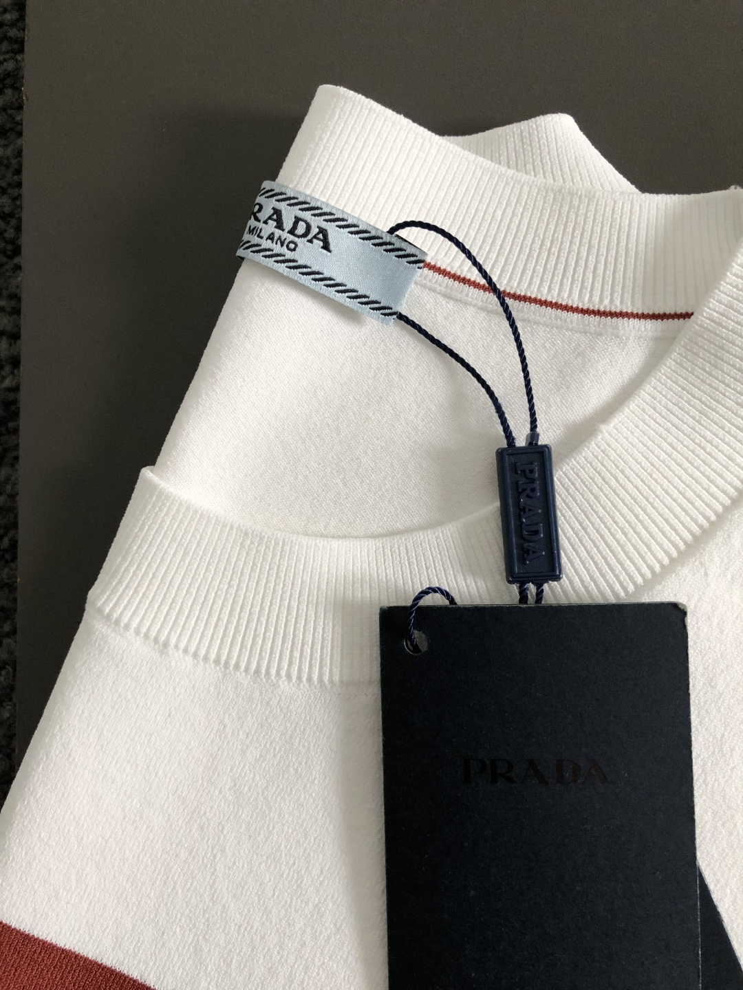 Prad***卡码拍大M-xxxxl2026春夏短袖，多色条纹撞色主调，巧妙融合三角logo元素，打破传