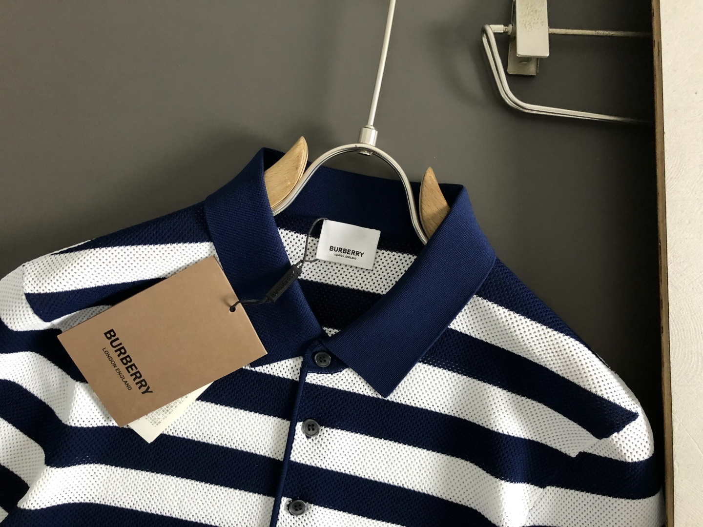 BBR**卡码拍大M-xxxxl2026春夏短袖，以蓝白条纹字母印花主调，巧妙融合字母解体logo元素，