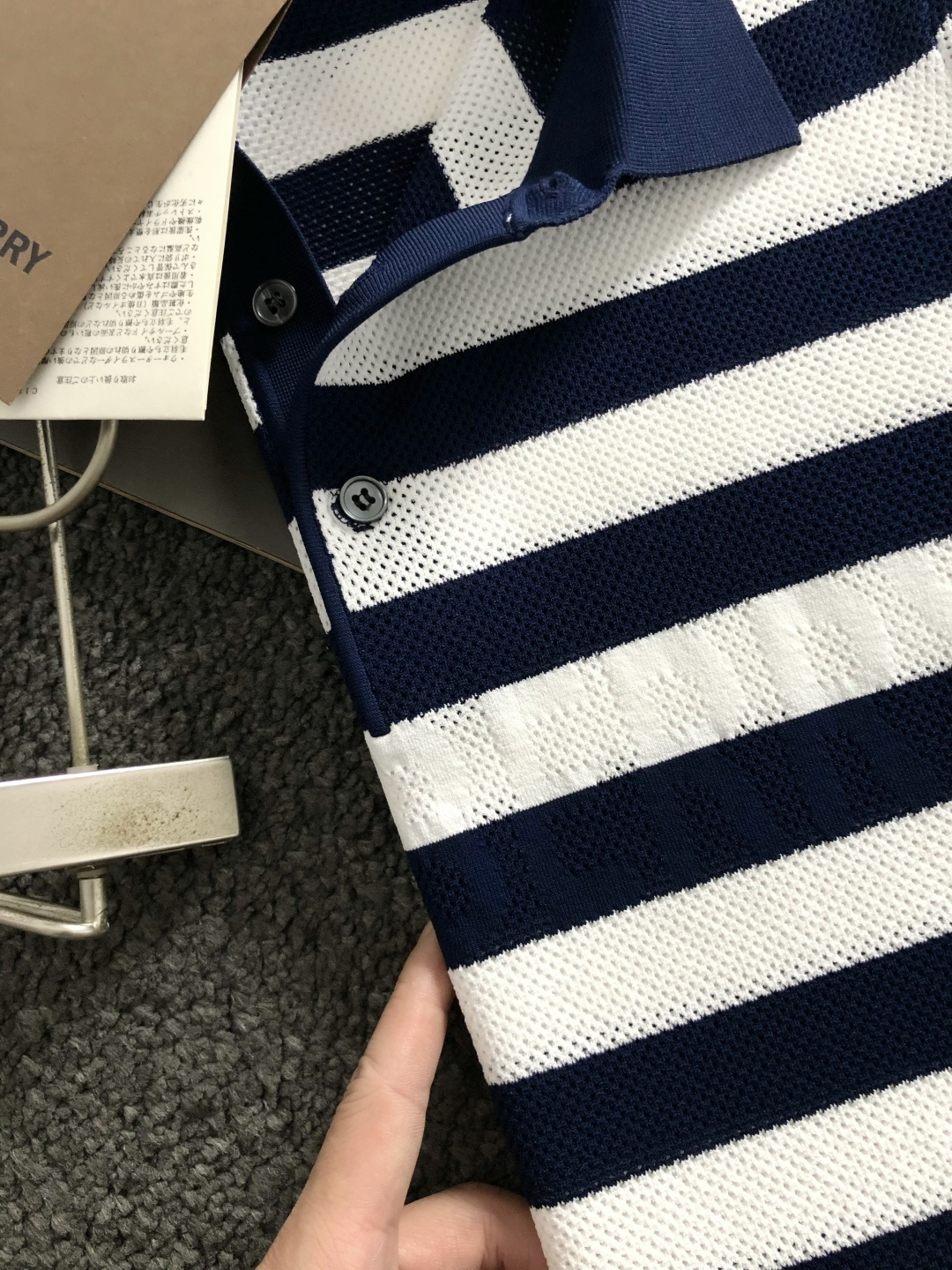 BBR**卡码拍大M-xxxxl2026春夏短袖，以蓝白条纹字母印花主调，巧妙融合字母解体logo元素，