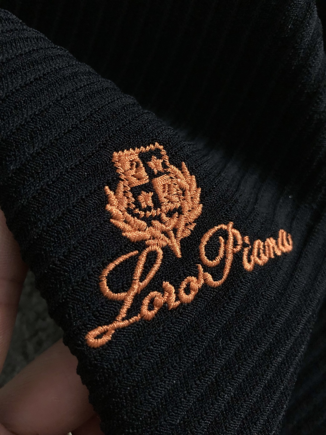 Loro piana卡码拍大M-xxxxl2026春夏短袖，以咖色刺绣主调，巧妙融入老钱纯色百搭刺绣lo