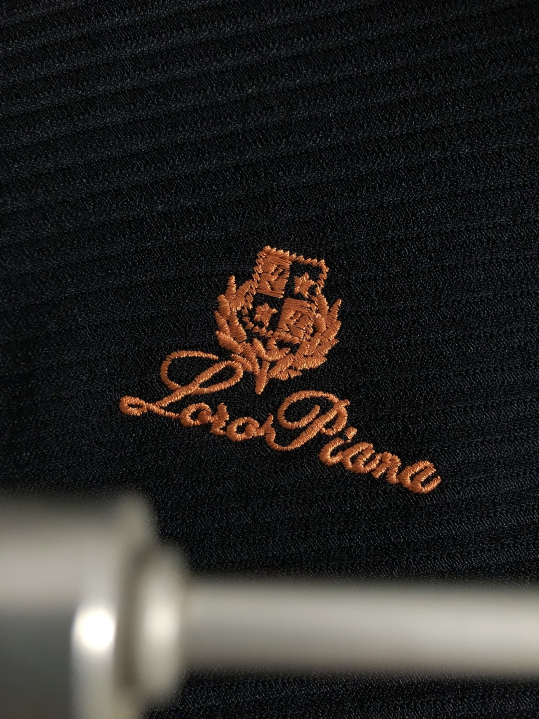 Loro piana卡码拍大M-xxxxl2026春夏短袖，以咖色刺绣主调，巧妙融入老钱纯色百搭刺绣lo