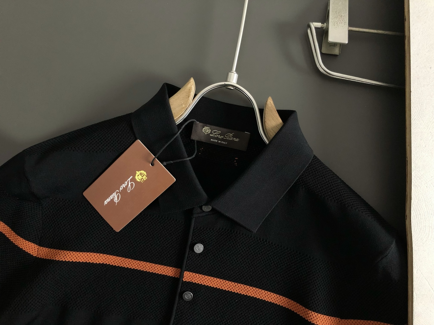 Loro piana*卡码拍大M-xxxxl2026春夏短袖，以黑咖条纹撞色拼接面料镂空主调，巧妙融合老