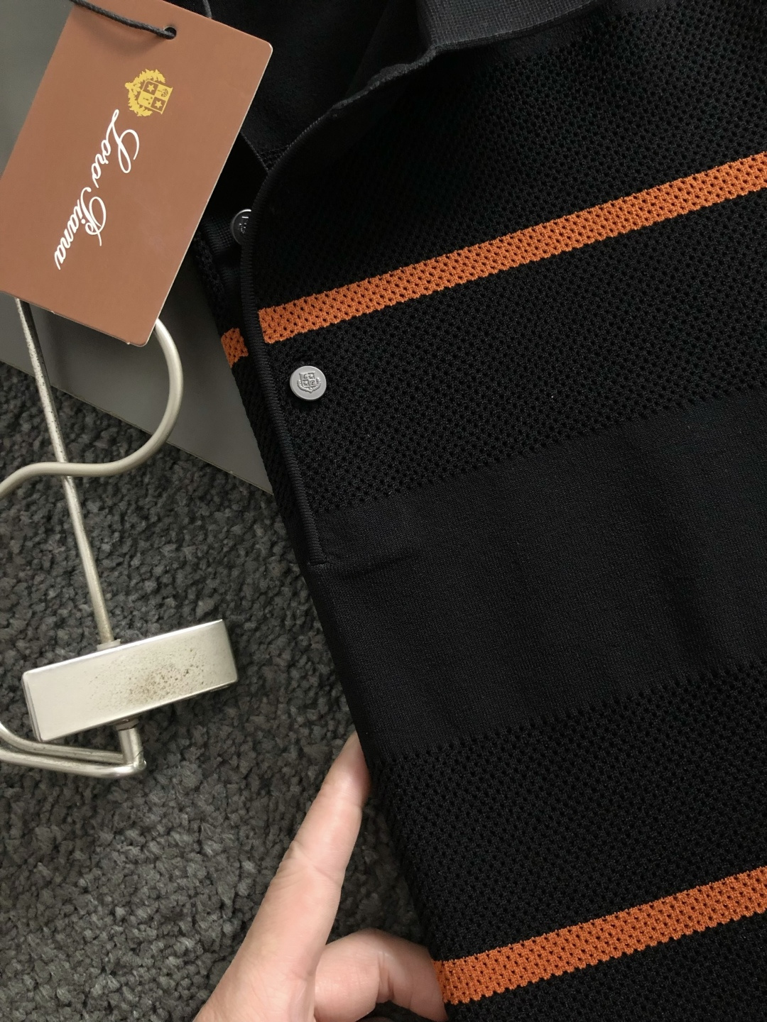 Loro piana*卡码拍大M-xxxxl2026春夏短袖，以黑咖条纹撞色拼接面料镂空主调，巧妙融合老