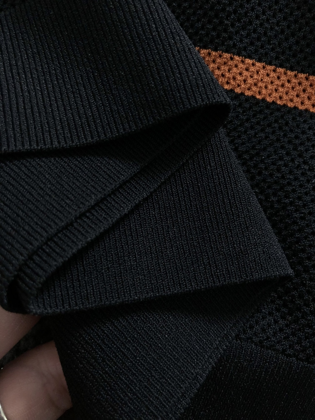 Loro piana*卡码拍大M-xxxxl2026春夏短袖，以黑咖条纹撞色拼接面料镂空主调，巧妙融合老