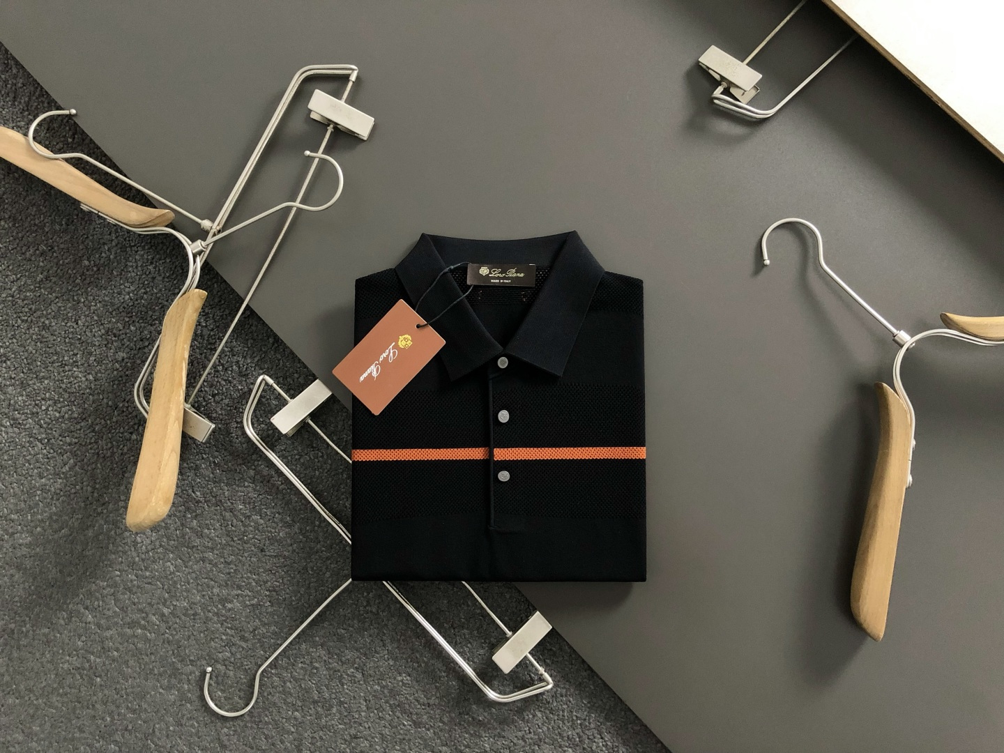 Loro piana*卡码拍大M-xxxxl2026春夏短袖，以黑咖条纹撞色拼接面料镂空主调，巧妙融合老