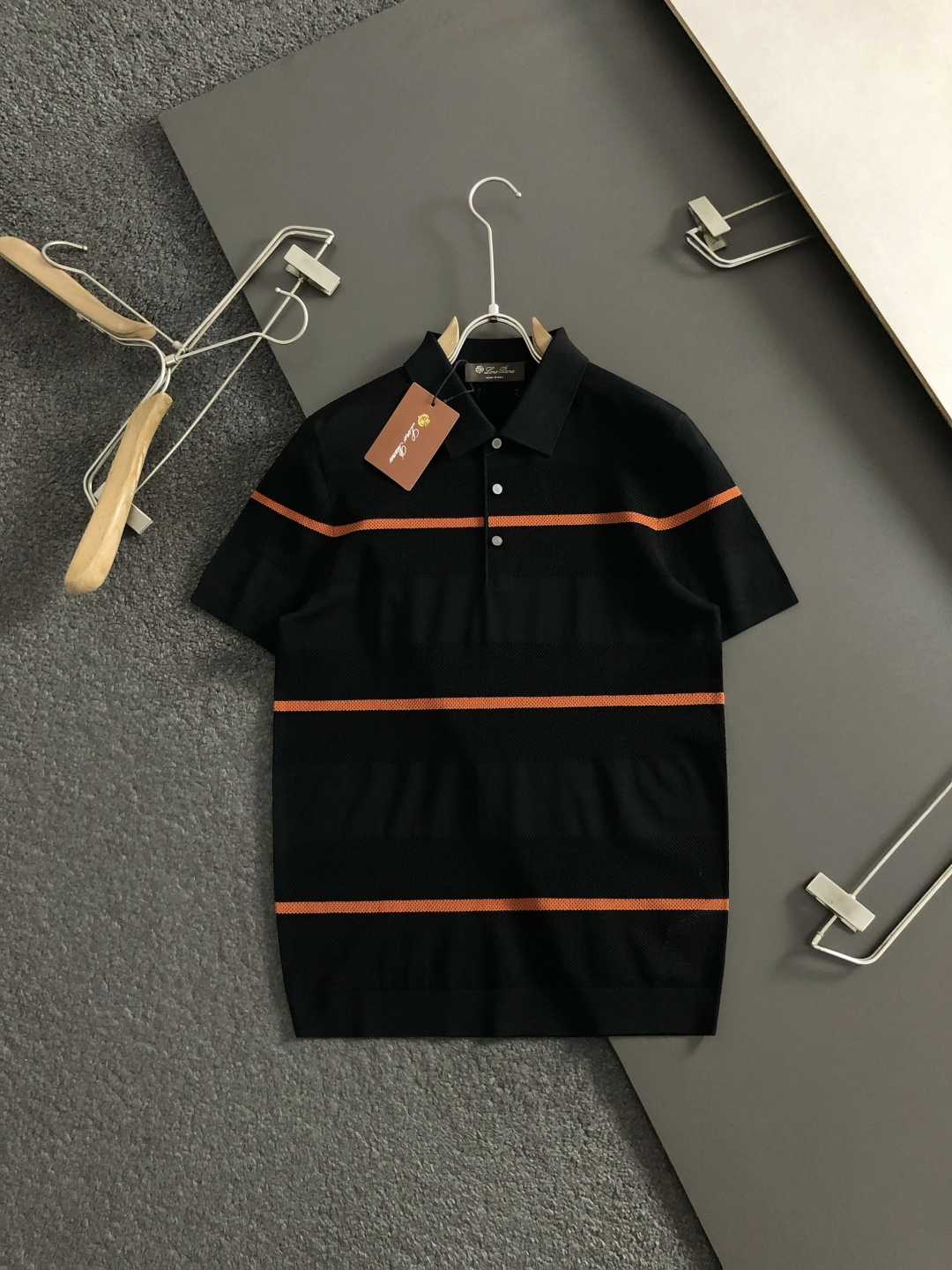 Loro piana*卡码拍大M-xxxxl2026春夏短袖，以黑咖条纹撞色拼接面料镂空主调，巧妙融合老