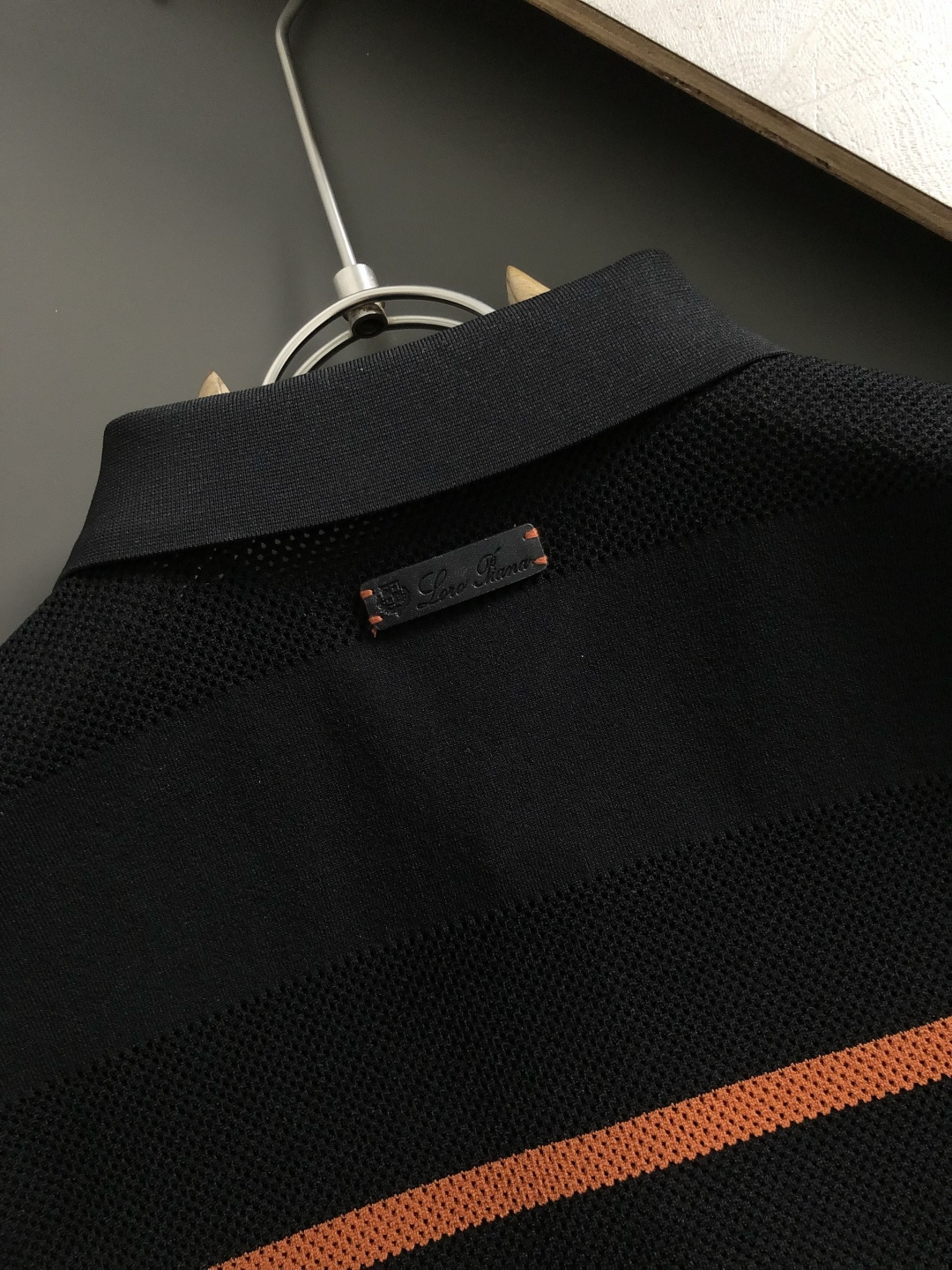 Loro piana*卡码拍大M-xxxxl2026春夏短袖，以黑咖条纹撞色拼接面料镂空主调，巧妙融合老