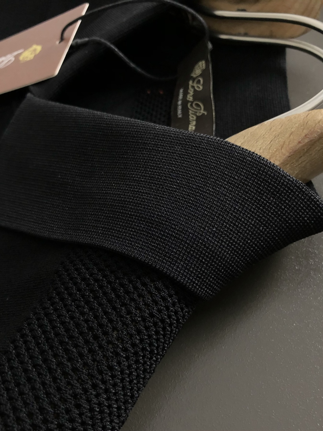 Loro piana*卡码拍大M-xxxxl2026春夏短袖，以黑咖条纹撞色拼接面料镂空主调，巧妙融合老