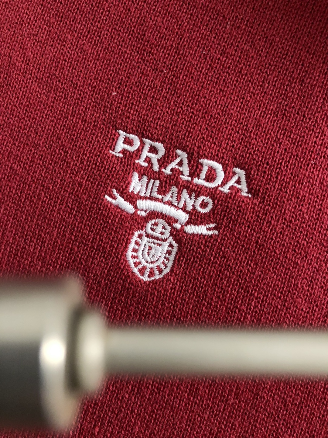 *Prad*卡码拍小S-Xl2026羊毛短袖，以老钱风口袋骑士刺绣主调，巧妙融入面料类纯色百搭元素，打破