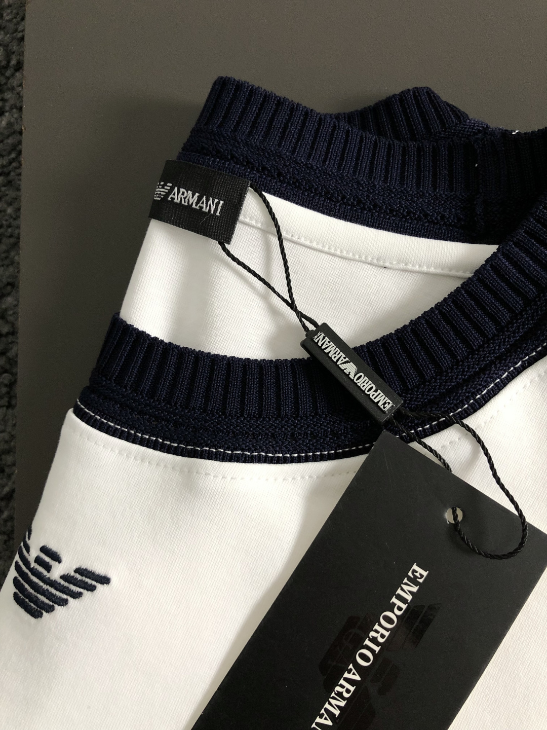 AMN*卡码拍小M-xxxl2026春夏短袖，以织带拼接主调，巧妙融入刺绣logo元素，打破传统短袖的单